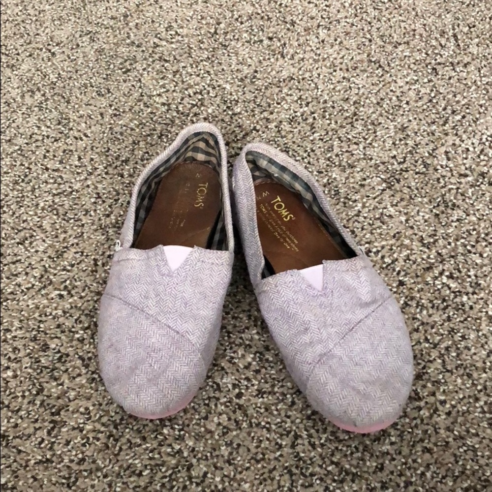 Purple and white small herringbone pattern toms